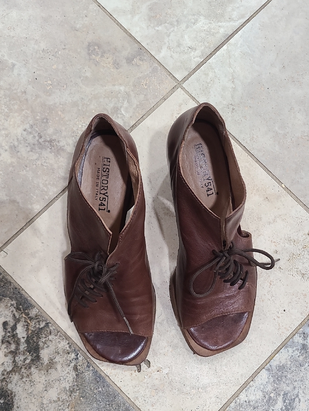 Vero Cuoio Brown Open-Toe Lace-Up Leather Mules